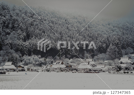 京都府南丹市美山町雪積もるかやぶきの里の撮影したもの 127347365