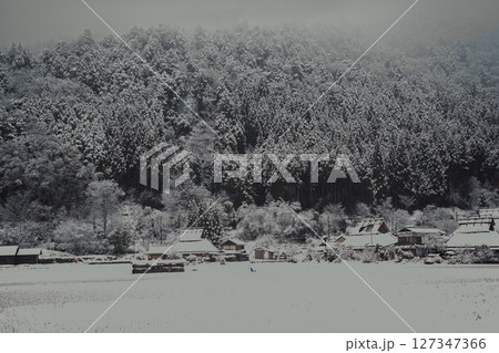 京都府南丹市美山町雪積もるかやぶきの里の撮影したもの 127347366