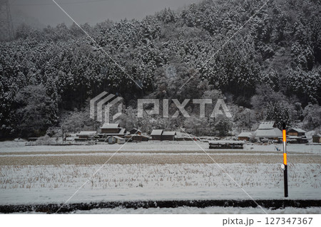 京都府南丹市美山町雪積もるかやぶきの里の撮影したもの 127347367