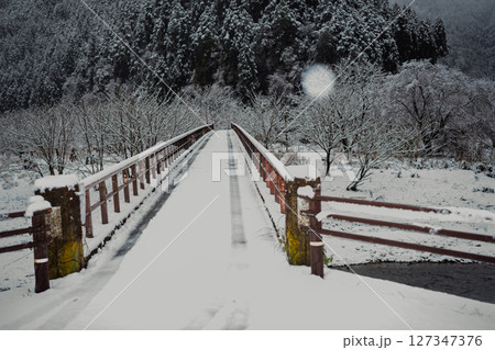京都府南丹市美山町雪積もるかやぶきの里の撮影したもの 京都府南丹市美山町雪積もるかやぶきの里の撮影したもの 127347376
