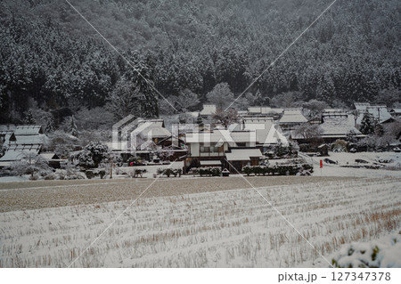 京都府南丹市美山町雪積もるかやぶきの里の撮影したもの 京都府南丹市美山町雪積もるかやぶきの里の撮影したもの 127347378