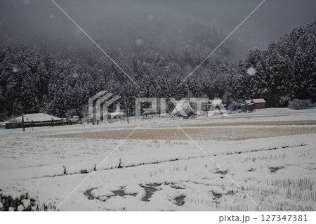 京都府南丹市美山町雪積もるかやぶきの里の撮影したもの 京都府南丹市美山町雪積もるかやぶきの里の撮影したもの 127347381