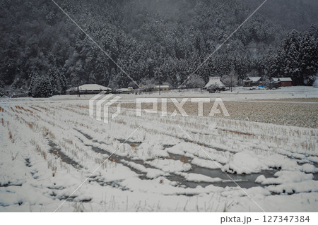 京都府南丹市美山町雪積もるかやぶきの里の撮影したもの 127347384