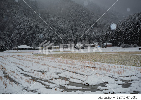 京都府南丹市美山町雪積もるかやぶきの里の撮影したもの 127347385