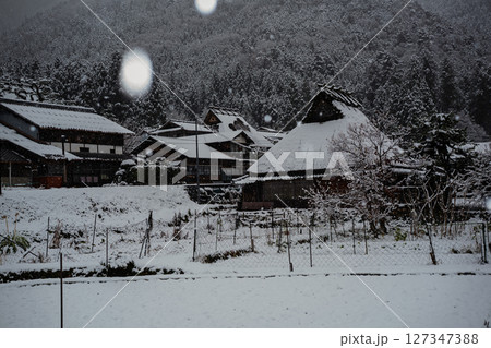 京都府南丹市美山町雪積もるかやぶきの里の撮影したもの 127347388