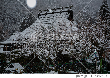 京都府南丹市美山町雪積もるかやぶきの里の撮影したもの 127347393