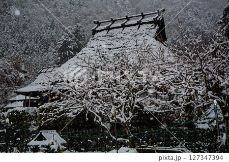 京都府南丹市美山町雪積もるかやぶきの里の撮影したもの 127347394