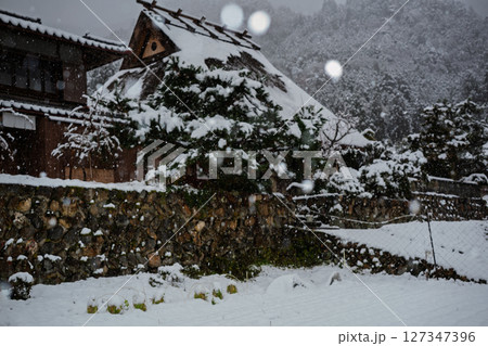京都府南丹市美山町雪積もるかやぶきの里の撮影したもの 京都府南丹市美山町雪積もるかやぶきの里の撮影したもの 127347396