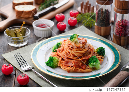 温かいブロッコリーとベーコンのトマトソースパスタ 127347585