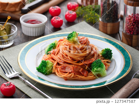 温かいブロッコリーとベーコンのトマトソースパスタ 127347587