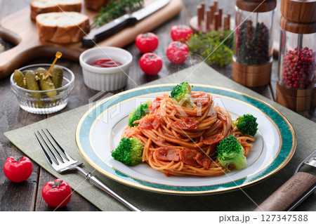 温かいブロッコリーとベーコンのトマトソースパスタ 温かいブロッコリーとベーコンのトマトソースパスタ 127347588