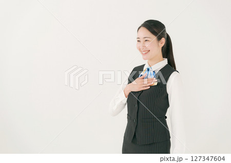会社の制服を着た女性 127347604