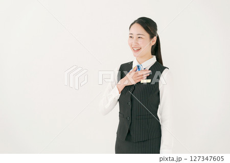 会社の制服を着た女性 127347605
