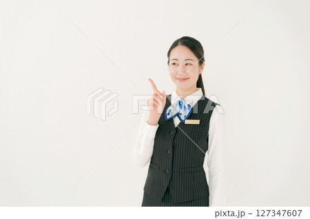 会社の制服を着た女性 127347607