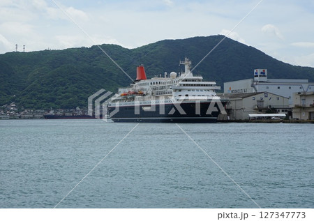 豪華客船「にっぽん丸」就航35年目 下関寄港 16.06.2025 陽ざしで海面が明るくなった 127347773