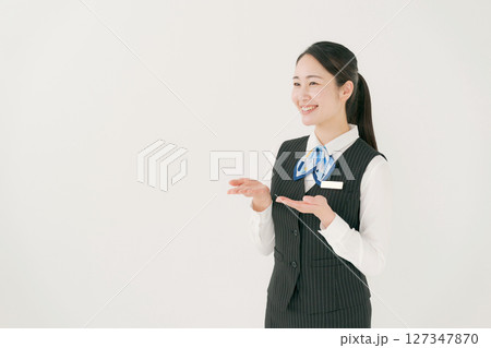 会社の制服を着た女性 127347870