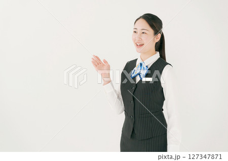 会社の制服を着た女性 127347871