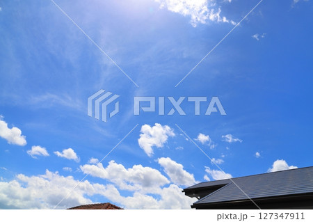 青空 雲 太陽光 屋根 青空 雲 太陽光 屋根 127347911