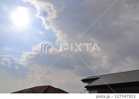雲の多い空 太陽 屋根 雲の多い空 太陽 屋根 127347913