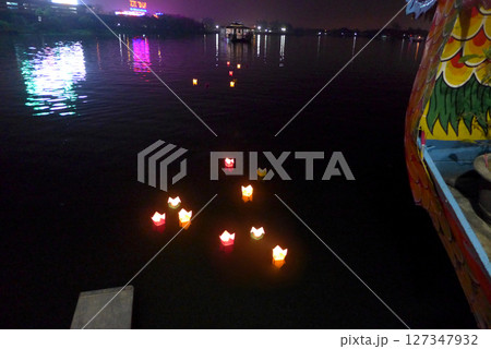 Floating lanterns / トゥボン川で船の上から流す“灯篭流し” @ベトナム・ホイアン Floating lanterns / トゥボン川で船の上から流す“灯篭流し” @ベトナム・ホイアン 127347932