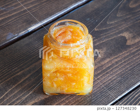 柑橘の果皮と果実を甘く煮て作ったマーマレード・ジャムが入ってるガラス瓶。 127348230
