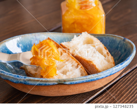 柑橘の果皮と果実を甘く煮て作ったマーマレード・ジャム。パンに塗って朝食に。 柑橘の果皮と果実を甘く煮て作ったマーマレード・ジャム。パンに塗って朝食に。 127348235