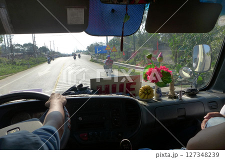 Vietnam tourism / ベトナム観光旅行～ドライブする車窓から観るベトナム市街の風景 127348239
