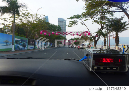 Vietnam tourism / ベトナム観光旅行～ドライブする車窓から観るベトナム市街の風景 127348240