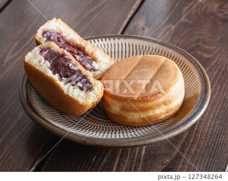 焼き菓子の"おやき"の断面。生地であんこを包んだ和菓子。大判焼き、今川焼きとも言う。 焼き菓子の"おやき"の断面。生地であんこを包んだ和菓子。大判焼き、今川焼きとも言う。 127348264