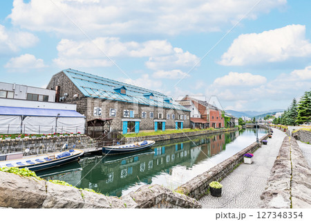 北海道小樽市　北海道屈指の人気観光地　小樽運河と周辺の倉庫群 127348354