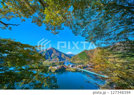 秋の神奈川県山北町の丹沢湖の千代の沢園地第2展望台から西側の眺望(丹沢湖,紅葉,富士山,不老山など) 秋の神奈川県山北町の丹沢湖の千代の沢園地第2展望台から西側の眺望(丹沢湖,紅葉,富士山,不老山など) 127348394