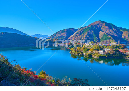 秋の神奈川県山北町の丹沢湖の千代の沢園地展望台から南西側の眺望(丹沢湖,紅葉,箱根外輪山など) 秋の神奈川県山北町の丹沢湖の千代の沢園地展望台から南西側の眺望(丹沢湖,紅葉,箱根外輪山など) 127348397
