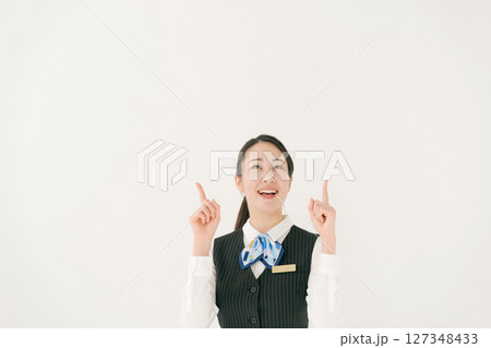 制服を着た女性 127348433