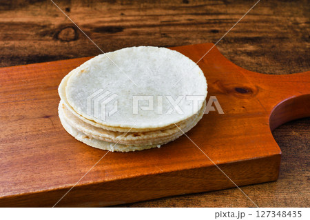 とうもろこし粉から作ったメキシコ料理のトルティージャ(タコスの皮) とうもろこし粉から作ったメキシコ料理のトルティージャ(タコスの皮) 127348435
