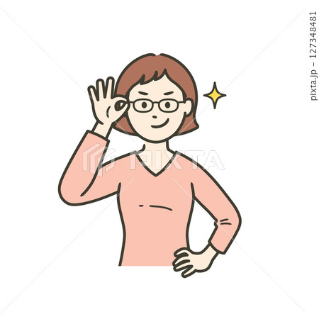 眼鏡を上げてニヤリと笑い自信を見せる若い女性 127348481