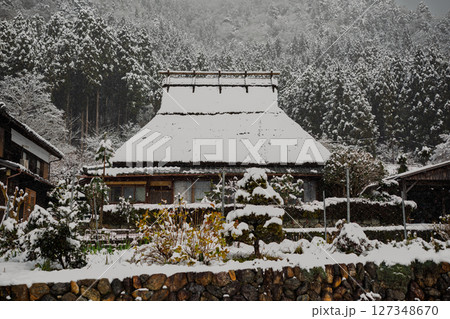 京都府南丹市美山町雪積もるかやぶきの里の撮影したもの 127348670