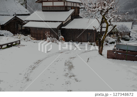 京都府南丹市美山町雪積もるかやぶきの里の撮影したもの 京都府南丹市美山町雪積もるかやぶきの里の撮影したもの 127348672