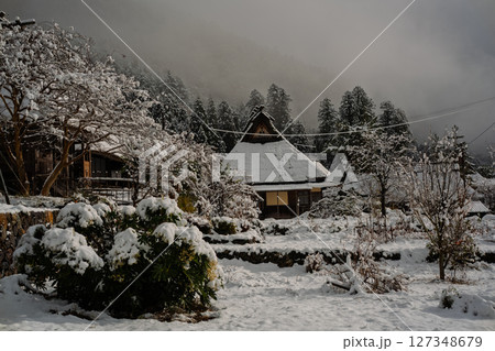 京都府南丹市美山町雪積もるかやぶきの里の撮影したもの 127348679