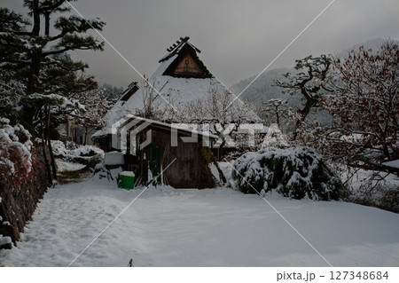 京都府南丹市美山町雪積もるかやぶきの里の撮影したもの 127348684