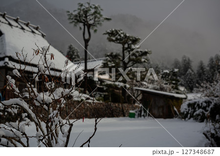 京都府南丹市美山町雪積もるかやぶきの里の撮影したもの 127348687