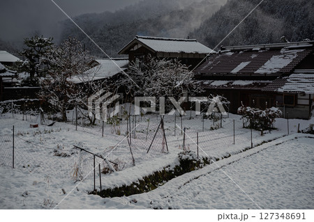 京都府南丹市美山町雪積もるかやぶきの里の撮影したもの 京都府南丹市美山町雪積もるかやぶきの里の撮影したもの 127348691