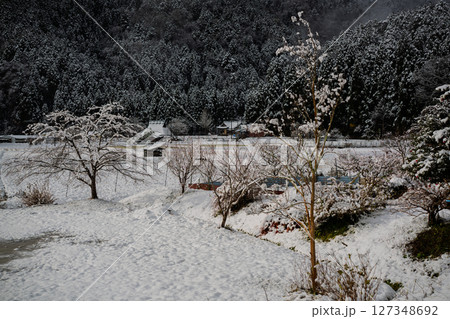 京都府南丹市美山町雪積もるかやぶきの里の撮影したもの 127348692
