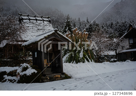 京都府南丹市美山町雪積もるかやぶきの里の撮影したもの 京都府南丹市美山町雪積もるかやぶきの里の撮影したもの 127348696