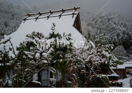 京都府南丹市美山町雪積もるかやぶきの里の撮影したもの 127348697