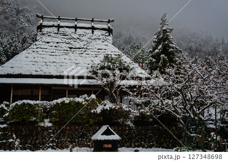 京都府南丹市美山町雪積もるかやぶきの里の撮影したもの 京都府南丹市美山町雪積もるかやぶきの里の撮影したもの 127348698