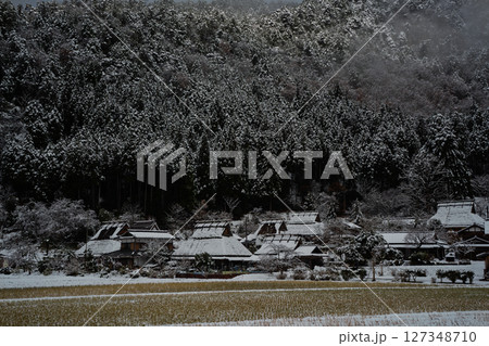 京都府南丹市美山町雪積もるかやぶきの里の撮影したもの 127348710