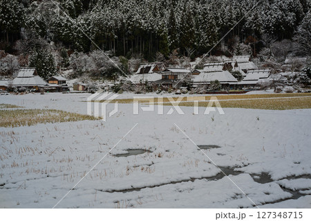 京都府南丹市美山町雪積もるかやぶきの里の撮影したもの 127348715