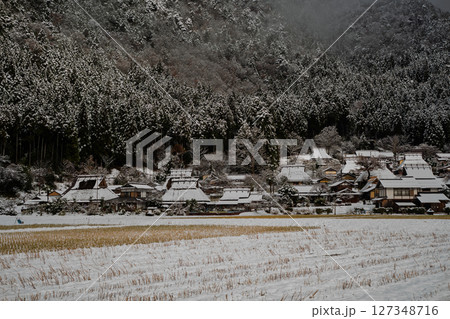 京都府南丹市美山町雪積もるかやぶきの里の撮影したもの 127348716