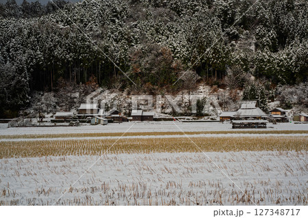 京都府南丹市美山町雪積もるかやぶきの里の撮影したもの 京都府南丹市美山町雪積もるかやぶきの里の撮影したもの 127348717