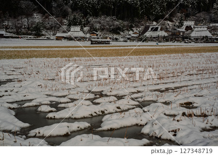 京都府南丹市美山町雪積もるかやぶきの里の撮影したもの 京都府南丹市美山町雪積もるかやぶきの里の撮影したもの 127348719